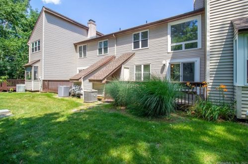 5 Spring Ct, East Windsor CT  06016-9406 exterior
