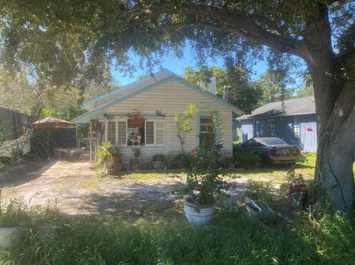 1003 2nd St, Fort Pierce, FL 34982-7207