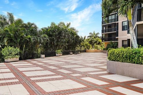 6075 Pelican Bay Blvd, Naples FL  34108-8169 exterior