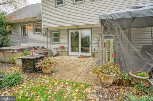 318 White Birch Dr, Riverton NJ  08077-4396 exterior