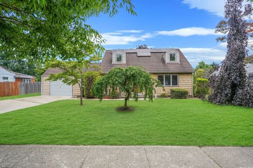 1069 Manor Ln, Bayshore, NY 11706-6224
