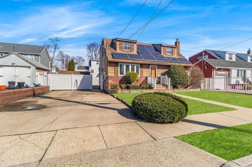 551 Oakley Ave, Floral Park, NY 11003-3744