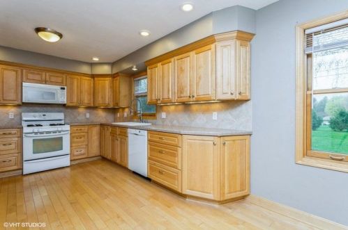 231 Park Crest Dr, Thiensville, WI 53092-1711