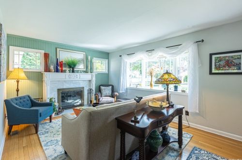 9 Alexander St, Babylon, NY 11702-1101