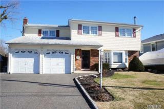 9 Inlet Dr, North Lindenhurst, NY 11757-6804