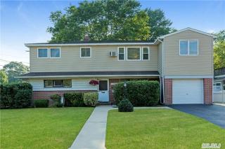 1046 Thompson Dr, Bayshore, NY 11706-6215