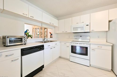 7743 Jewel Ln, Naples, FL 34109-8763