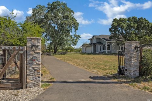 1484 Abramson Rd, Santa Rosa, CA 95401-4012