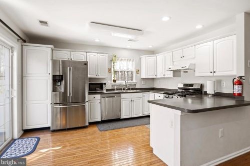 301 Belford Dr, Princeton NJ  08540-9000 exterior