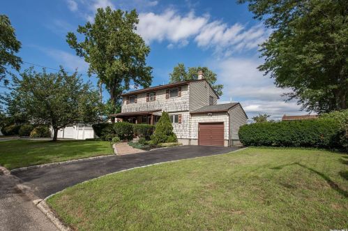 32 Kent Ln, South Setauket, NY 11720-2829