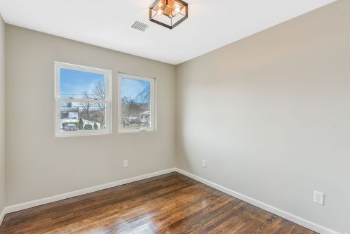 9 Brookwood Dr, Wheatley Heights NY  11798-1005 exterior