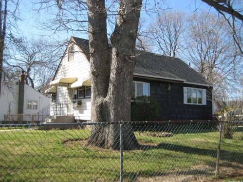 61 Booker Ave, Wheatley Heights, NY 11798-4502