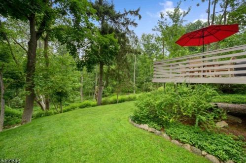 27 Shawnee Trl, Sparta NJ  07871-1515 exterior