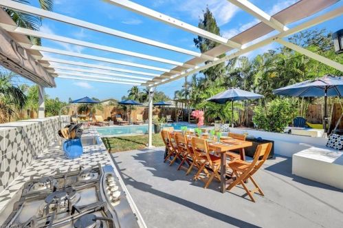 821 91 Ave, Naples FL 34108-2426 exterior