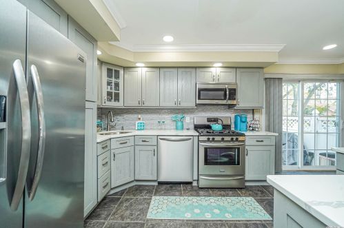 5 Victoria Rd, Babylon NY  11703-1406 exterior