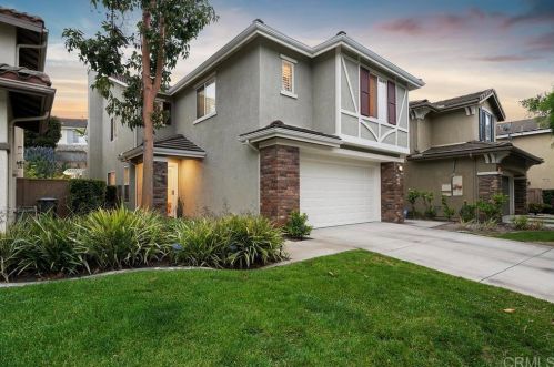 1724 Creekside Ln, Vista, CA 92081-4551