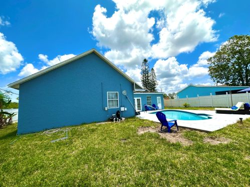 2062 Floresta Dr, Fort Pierce FL  34984-4706 exterior