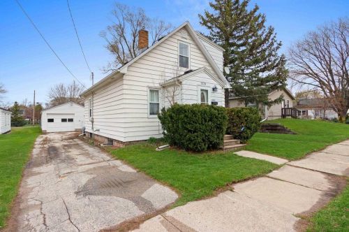 1239 Klaus St, Green Bay, WI 54302-1552