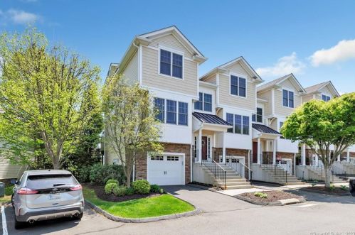 401 Woodland Hills Dr, Bridgeport, CT 06611-6359