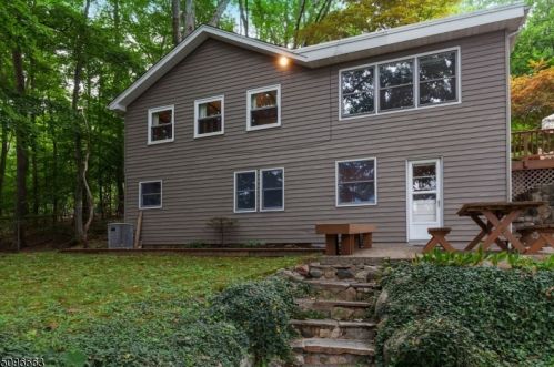 165 Cupsaw Dr, Skyline Lakes, NJ 07456-2303