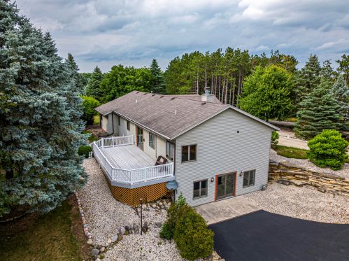 39855 Sunset Dr, Oconomowoc, WI 53066-9406