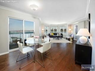 404 Nelson Ct, Edgewater, NJ 07020-1633