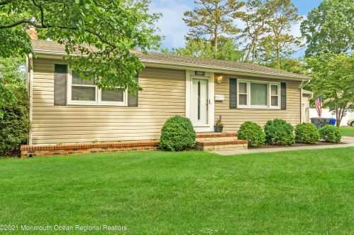4 Cherokee Ln, Bricktown, NJ 08724-4405