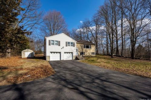 35 Montfort Rd, New Hamburg NY  12590-3520 exterior