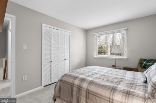 6010 Rdg Frd Dr, Springfield VA 22015-3651 exterior