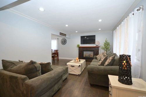511 Mollie Blvd, Holbrook, NY 11741-2946