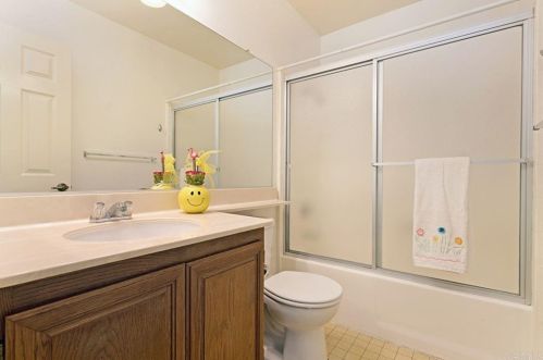 911 Concord Ct, Vista CA  92081-8925 exterior