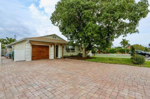 637 103rd Ave, Naples FL  34108-3220 exterior