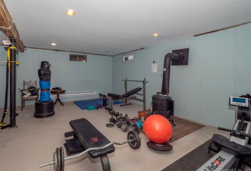 283 Mamanasco Rd, Ridgefield CT  06877-2425 exterior