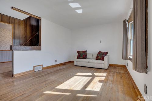 5 Ellwood Rd, East Brunswick NJ  08816-3001 exterior