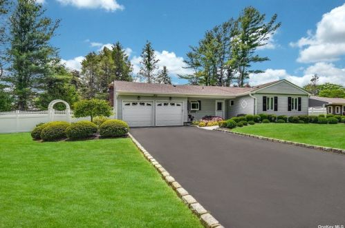 12 Glenmark Ln, Elwood, NY 11731-3716
