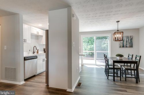 215 Plaza St, Leesburg, VA 20176-2428