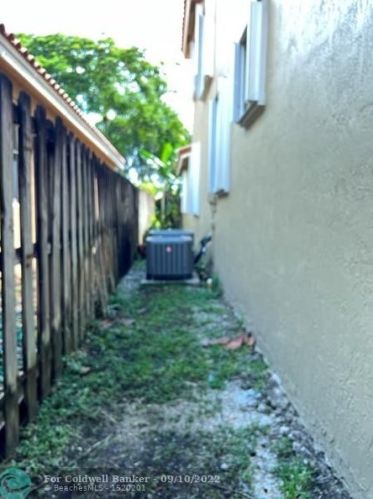 16800 36 Ct, Hollywood FL exterior