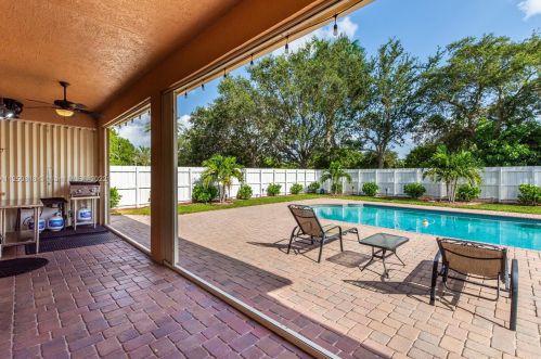 19270 29 Ct, Hollywood FL 33029-2474 exterior