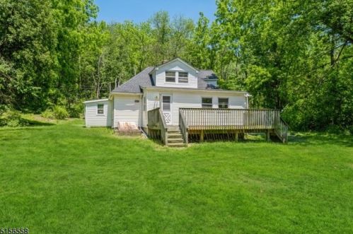 27 Davis Rd, Sparta, NJ 07871-3302