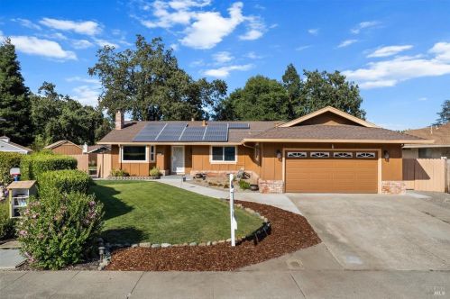 221 Alamo Dr, Vacaville CA  95688-2423 exterior