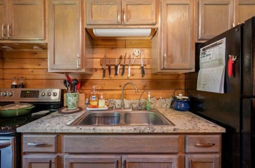 586 Hillville Rd, Karns City, PA 16041-3212