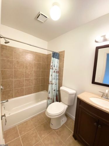 8 Plum Ct, Flemington NJ  08822-3007 exterior