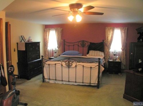 18 Oak St, Oakland NJ  07436-1922 exterior