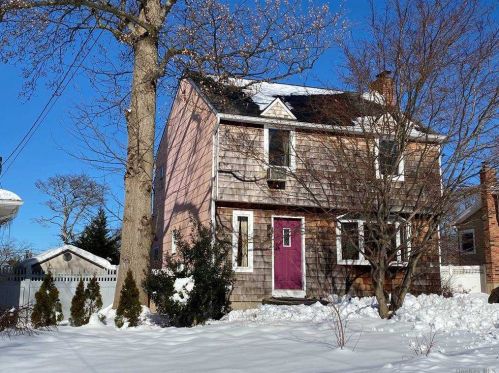 222 Hawthorne Rd, San Remo, NY 11754-3257