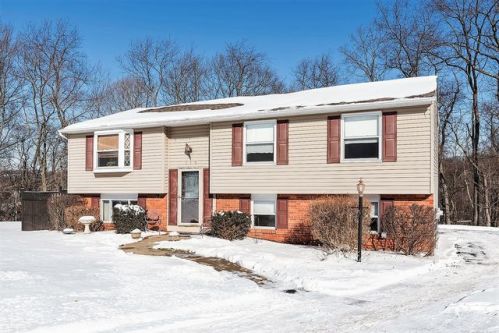 118 Loch Shin Dr, Moon Twp, PA 15108-9617