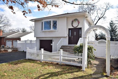 1305 Oak Ave, West Islip, NY 11795-1833