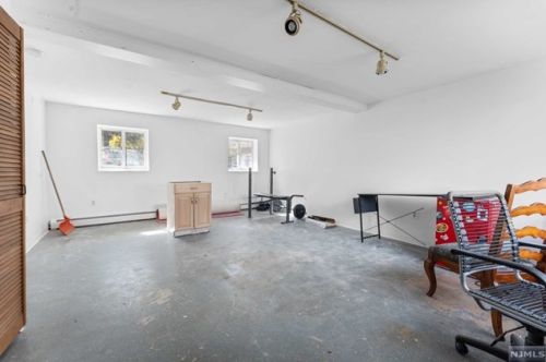 17 Hickory Dr, Oakland NJ  07436-2519 exterior