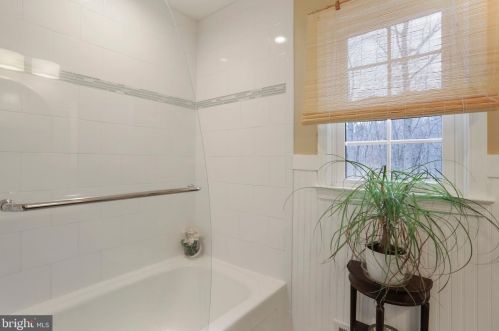 5550 Wide Oak Ct, Woodbridge VA  22192-6036 exterior