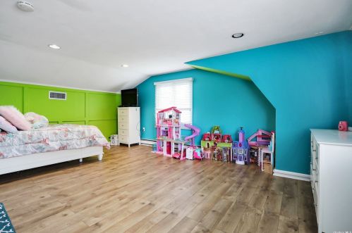 6 Hayuta Ct, Holtsville NY  11742-1206 exterior