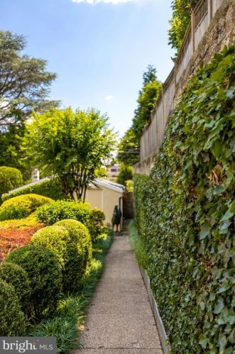 3210 R St, Washington DC  20024-3419 exterior